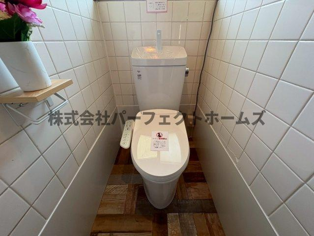 丘の上にある　　春のLa tortaのトイレ|トイレです