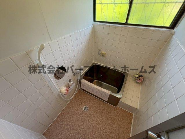 丘の上にある　　春のLa tortaの浴室|落ち着いた空間のお風呂です