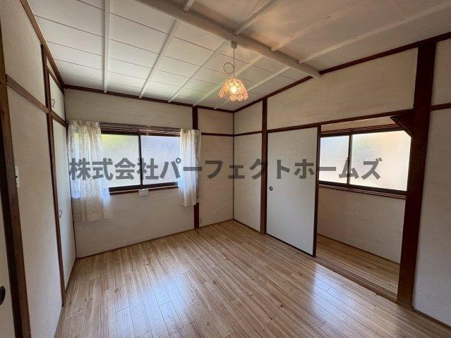 丘の上にある　　春のLa tortaの居間・リビング|ゆったりとしたリビングです