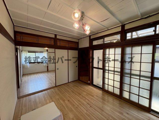 丘の上にある　　春のLa tortaの居間・リビング|ゆったり過ごせるリビングです