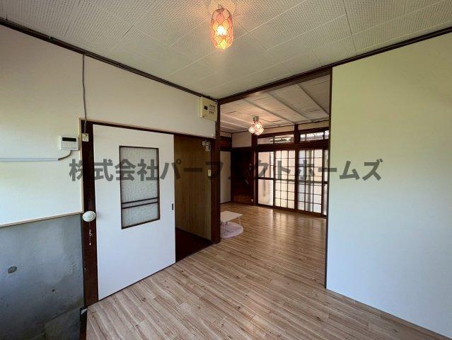 丘の上にある　　春のLa tortaの居間・リビング|ゆったり過ごせる居間です