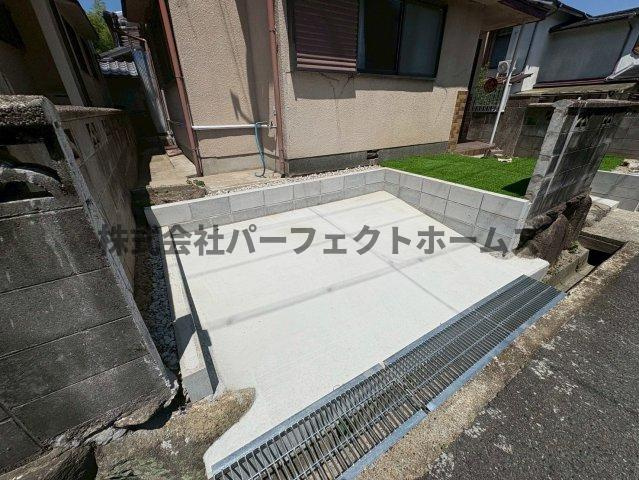 丘の上にある　　春のLa tortaの駐車場|駐車場があります