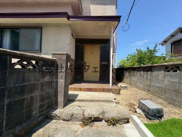 丘の上にある　　春のLa tortaのエントランス|毎日通るエントランスはこのようになっています