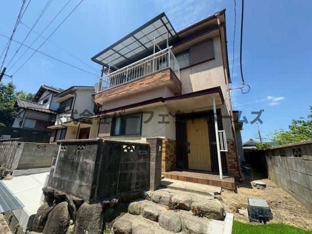 丘の上にある　　春のLa tortaのエントランス|建物の内部です