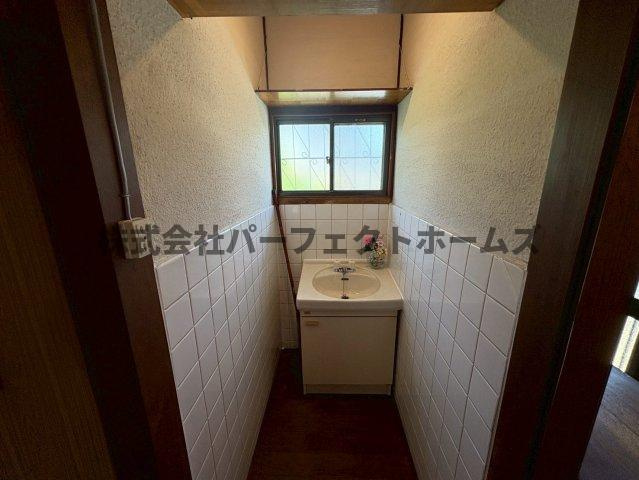 丘の上にある　　春のLa tortaの洗面所|洗面所です