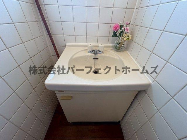 丘の上にある　　春のLa tortaの独立洗面台|独立洗面台、朝の身支度には欠かせません