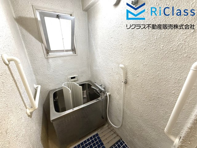 灘ビラーの浴室|窓もあります