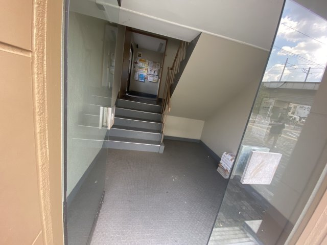 朱雀ハイツのエントランス