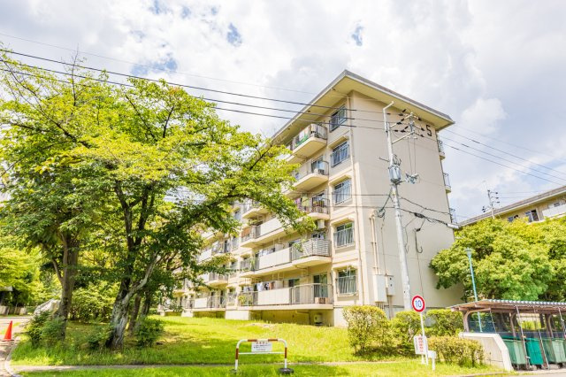 洛西境谷団地　５棟の外観