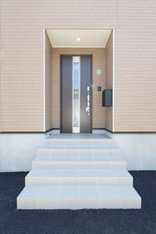 郡山市富久山町福原字大師前　　　６号棟　　　行健小学校、明健中学区の玄関