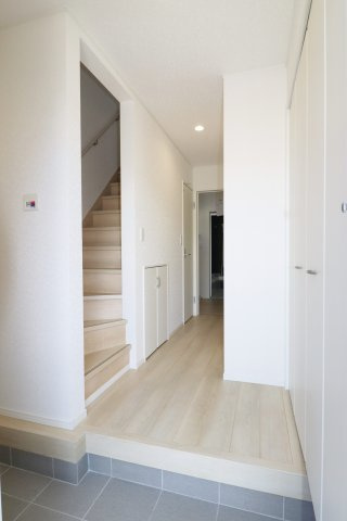 郡山市富久山町福原字大師前　　　６号棟　　　行健小学校、明健中学区の玄関