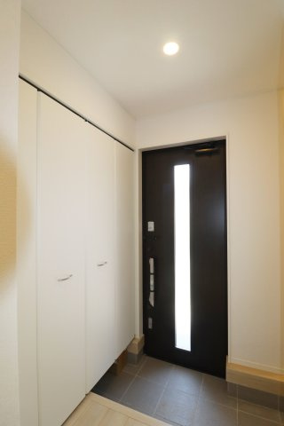 郡山市富久山町福原字大師前　　　６号棟　　　行健小学校、明健中学区の玄関