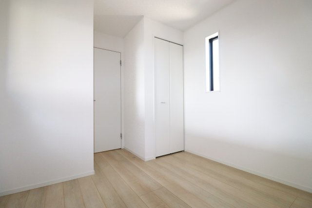 郡山市富久山町福原字大師前　　　６号棟　　　行健小学校、明健中学区の洋室