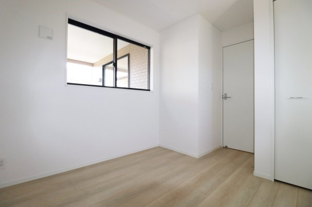 郡山市富久山町福原字大師前　　　６号棟　　　行健小学校、明健中学区の洋室