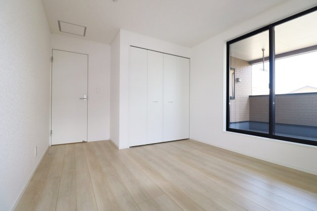 郡山市富久山町福原字大師前　　　６号棟　　　行健小学校、明健中学区の洋室