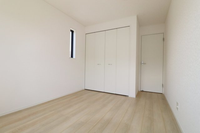 郡山市富久山町福原字大師前　　　６号棟　　　行健小学校、明健中学区の洋室