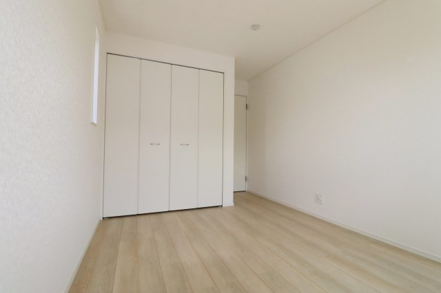 郡山市富久山町福原字大師前　　　６号棟　　　行健小学校、明健中学区の洋室