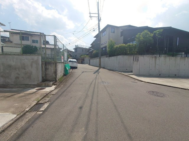 ◆スーパー、ドラッグストアが徒歩７分以内◆全居室６帖以上の３ＬＤＫ◆亀岡市西つつじケ丘大山台１丁目の前面道路含む現地写真|前道