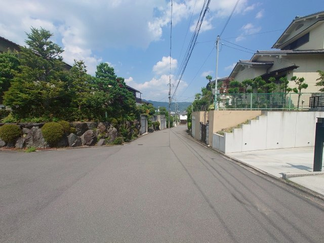 ◆スーパー、ドラッグストアが徒歩７分以内◆全居室６帖以上の３ＬＤＫ◆亀岡市西つつじケ丘大山台１丁目の前面道路含む現地写真|前道