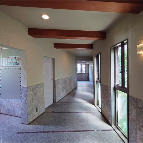 磯子汐見台ヒルズのその他共用部分|エントランスを入ったところの共用廊下です。シックな落ち着いた雰囲気に包まれてます。