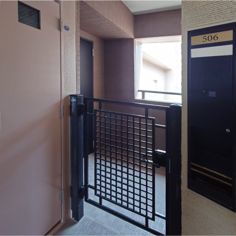 磯子汐見台ヒルズの玄関|門扉もありプライバシーも確保できます。