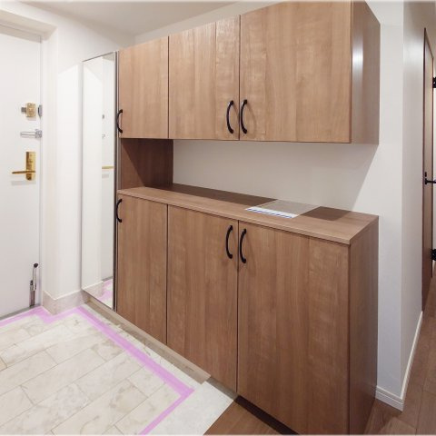 磯子汐見台ヒルズの玄関|間口が広い玄関収納で、収納量もたくさん取れます。