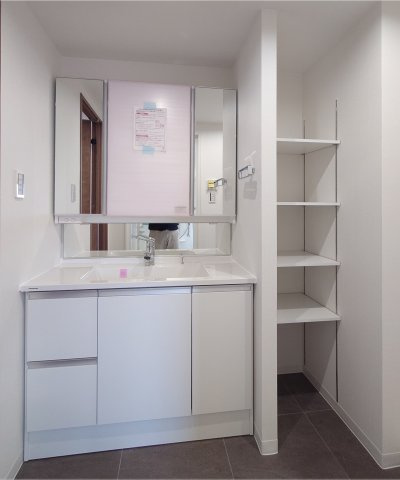 磯子汐見台ヒルズの独立洗面台|洗面化粧台の横には可動棚もあり、収納には困りません。
