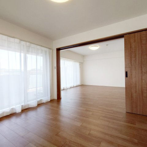 磯子汐見台ヒルズの居間・リビング|16.4畳のリビングは圧巻の広さです。