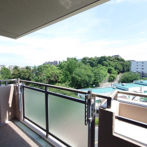 磯子汐見台ヒルズのバルコニー|バルコニーからの眺望です。緑の多い環境です