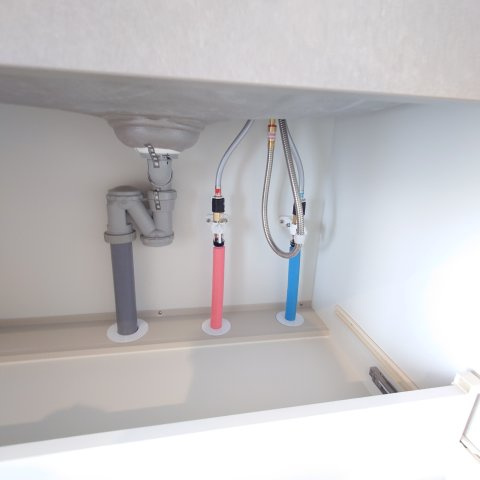 磯子汐見台ヒルズのその他|キッチン下の配管です。ポリ管がきちんと接続されております