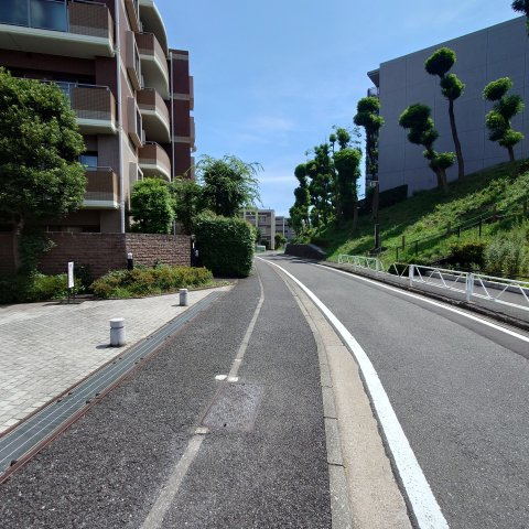 磯子汐見台ヒルズの周辺|前面の道路です。