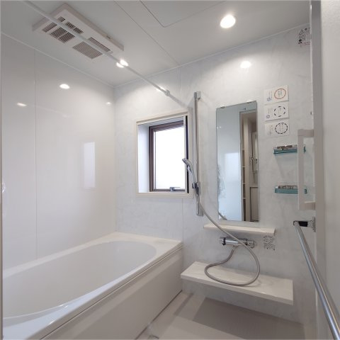 磯子汐見台ヒルズの浴室|白を基調とした清潔感のある浴室です
