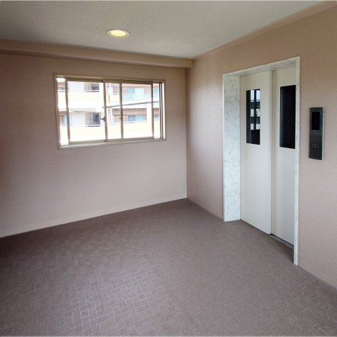 磯子汐見台ヒルズのその他共用部分|エレベーターホールです。