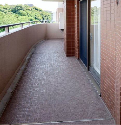 磯子汐見台ヒルズのバルコニー|奥行きが広めのバルコニーです。