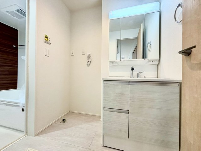 野田市山崎７期　新築戸建　2号棟の独立洗面台|三面鏡の独立洗面台は鏡の後ろに小物が収納できるスペースがありますので、常にスッキリした状態を保つことが可能です！