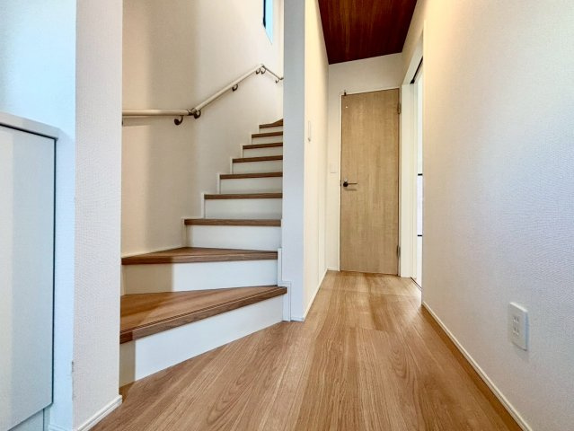 野田市山崎７期　新築戸建　2号棟のその他|手すり付き階段です！安心して昇り降りができますね♪