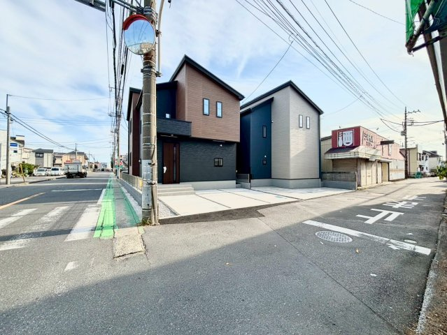 野田市山崎７期　新築戸建　2号棟の前面道路含む現地写真|角地に付き開放感があります！