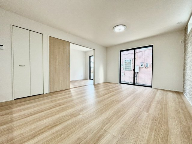 野田市山崎７期　新築戸建　2号棟の居間・リビング|16帖のLDKの隣室は5帖の洋室です！客間としても利用可能です！
