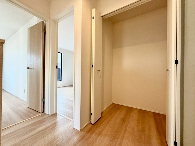 野田市山崎７期　新築戸建　2号棟の収納|2階廊下にも収納スペースがあるので、身の回りもスッキリ！