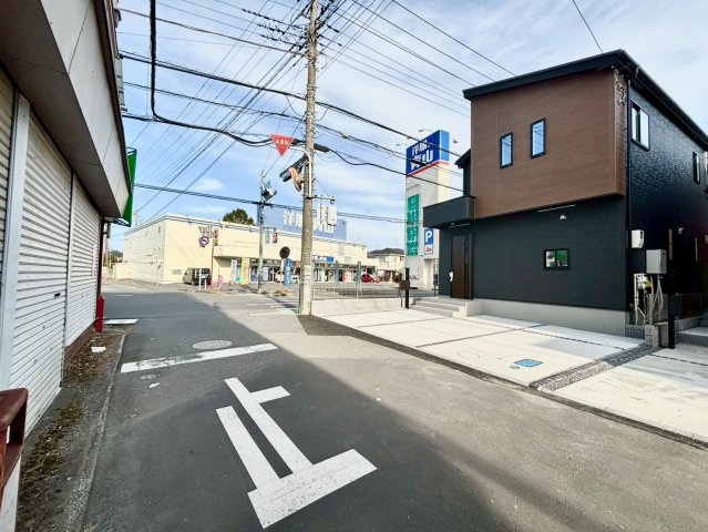 野田市山崎７期　新築戸建　2号棟の前面道路含む現地写真|前面道路4.5ｍあるので、余裕をもって駐車できます！