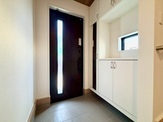 野田市山崎７期　新築戸建　2号棟の玄関|大容量のシューズボックスが標準で付いてます！