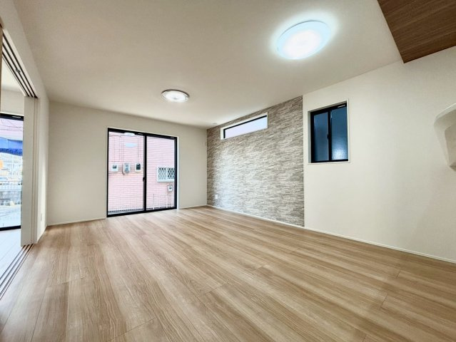 野田市山崎７期　新築戸建　2号棟の居間・リビング|16帖のLDKは明るい空間です！