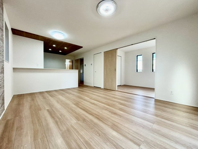 野田市山崎７期　新築戸建　2号棟の居間・リビング|16帖のLDKの隣室は5帖の洋室があります！