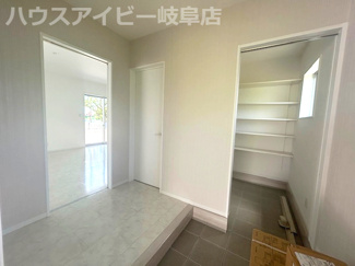 【玄関】 | 大垣市平町！築7年中古住宅！敷地広々172坪！大きな折板ガレージ付き！お車スペース10台以上可能！ | 大垣市平町！築7年中古住宅！敷地広々172坪！大きな折板ガレージ付き！お車スペース10台以上可能！