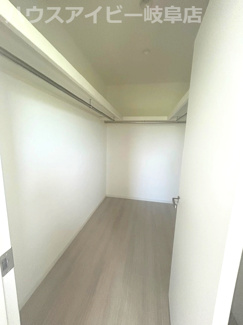 【収納】 | 大垣市平町！築7年中古住宅！敷地広々172坪！大きな折板ガレージ付き！お車スペース10台以上可能！ | 大垣市平町！築7年中古住宅！敷地広々172坪！大きな折板ガレージ付き！お車スペース10台以上可能！