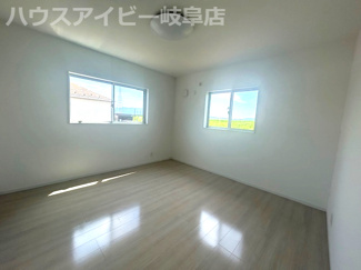 【洋室】 | 大垣市平町！築7年中古住宅！敷地広々172坪！大きな折板ガレージ付き！お車スペース10台以上可能！ | 大垣市平町！築7年中古住宅！敷地広々172坪！大きな折板ガレージ付き！お車スペース10台以上可能！