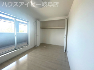 【洋室】 | 大垣市平町！築7年中古住宅！敷地広々172坪！大きな折板ガレージ付き！お車スペース10台以上可能！ | 大垣市平町！築7年中古住宅！敷地広々172坪！大きな折板ガレージ付き！お車スペース10台以上可能！