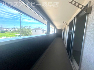 【バルコニー】 | 大垣市平町！築7年中古住宅！敷地広々172坪！大きな折板ガレージ付き！お車スペース10台以上可能！ | 大垣市平町！築7年中古住宅！敷地広々172坪！大きな折板ガレージ付き！お車スペース10台以上可能！