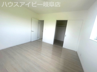 【洋室】 | 大垣市平町！築7年中古住宅！敷地広々172坪！大きな折板ガレージ付き！お車スペース10台以上可能！ | 大垣市平町！築7年中古住宅！敷地広々172坪！大きな折板ガレージ付き！お車スペース10台以上可能！