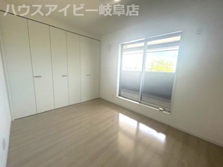 【洋室】 | 大垣市平町！築7年中古住宅！敷地広々172坪！大きな折板ガレージ付き！お車スペース10台以上可能！ | 大垣市平町！築7年中古住宅！敷地広々172坪！大きな折板ガレージ付き！お車スペース10台以上可能！